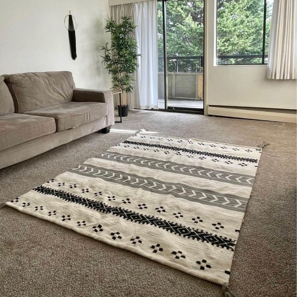 Wool Rug - Picture 6 of 7